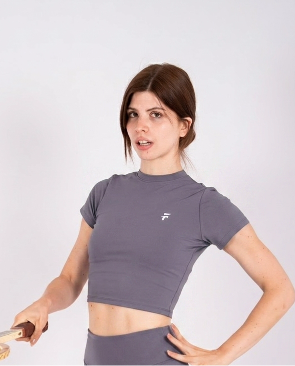 Apex Crop Top Graphite - pose 3