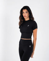 Apex Crop Top Black - pose 3