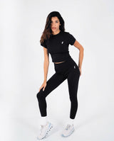 Apex Crop Top Black - pose 1
