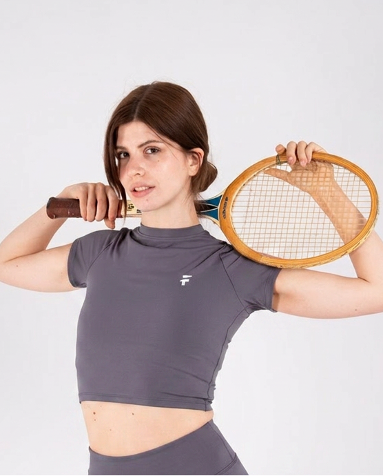 Apex Crop Top Graphite - pose 1